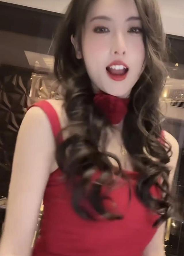 极品反差!LPL著名女解说转行擦边主播?直播红衣吊带热舞撩人