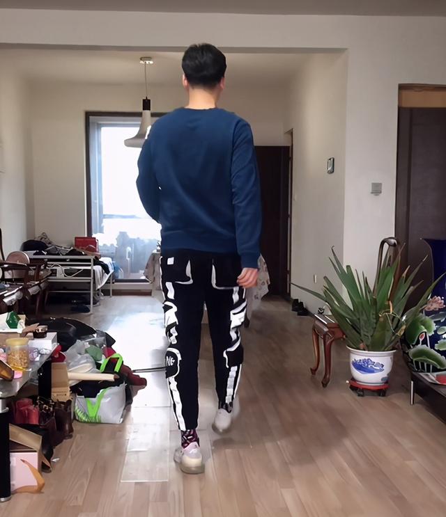 前央视男主持人晒近况,穿豹纹戴粉色长发,家具陈旧杂物堆积