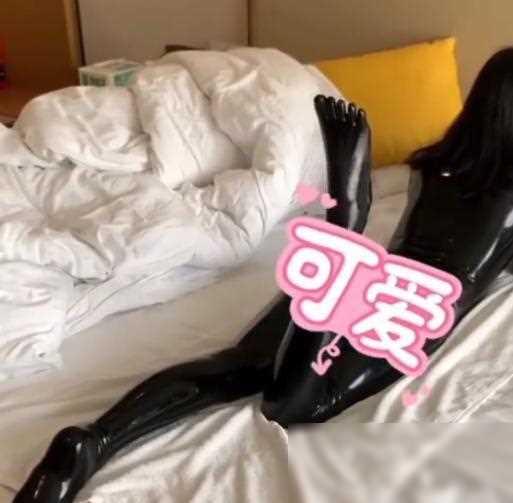 女子去见异地男友,特意穿上连体胶皮衣,精心打扮在酒店兴奋等待