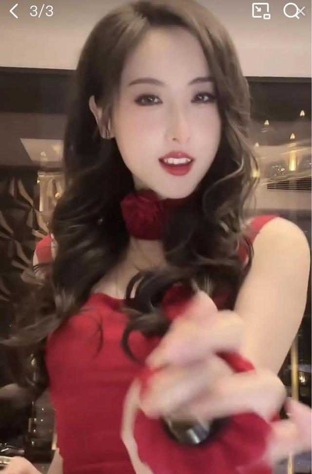 极品反差!LPL著名女解说转行擦边主播?直播红衣吊带热舞撩人