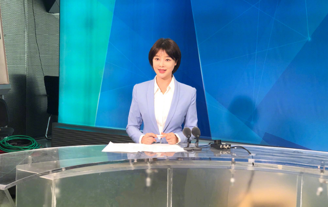 央视美女主播胡蝶:与大12岁导演闪婚,7年生一对儿女,幸福美满