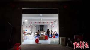 女主播青草仙桃ck(一个小镇决定去做口罩)