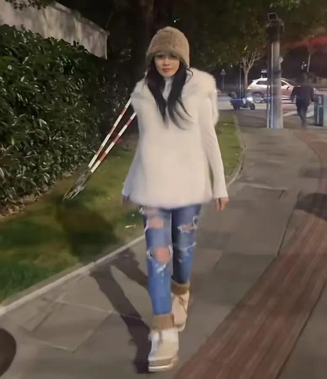伊能静56岁逆龄热舞,破洞牛仔裤成焦点,网友直呼:太年轻了!