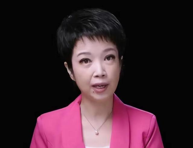 主持人黄薇:和蔡国庆青梅竹马,照顾瘫痪父亲11年,母亲让她落泪