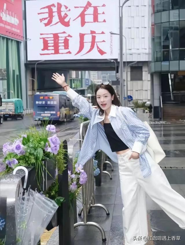 《与辉同行》美女主播安安,原名郭萍艳,云南哈尼族人,能歌善舞