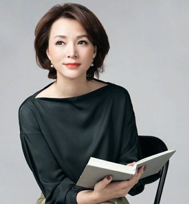 22岁天安门领颂，获杨澜盛赞，被上海台“淘汰”的冯琳什么来头？