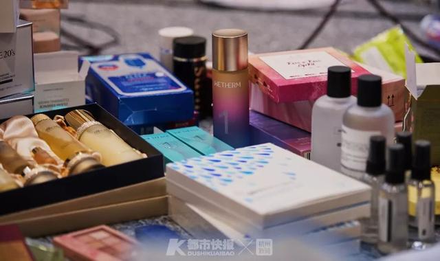 每天收六七百个快递,然后淘汰90%!快报夜访薇娅直播间,揭秘淘宝第一女主播的挑货经