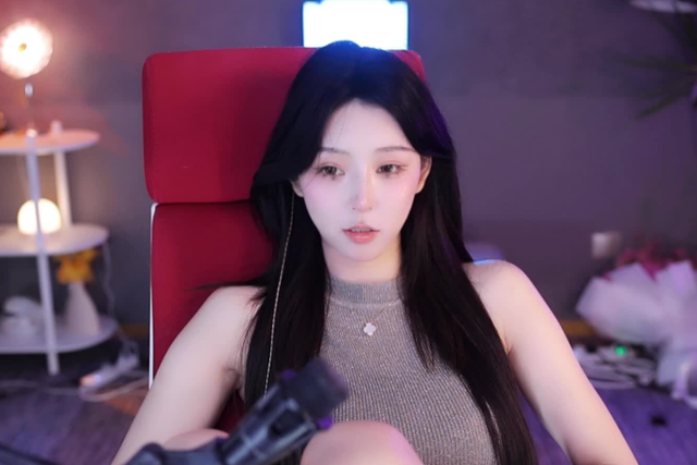 女主播热舞出意外,假发掉落现场很尴尬,主播恳求粉丝忘记这件事