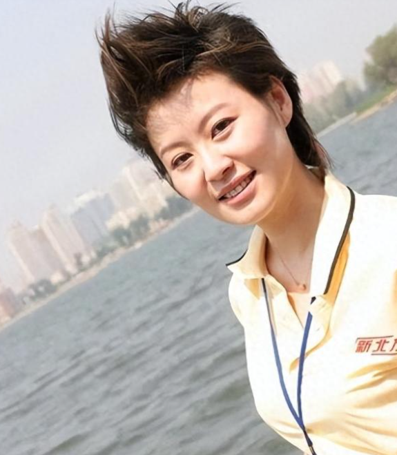 辽宁万人赞慕的著名主持人金霞,如今怎么样了?