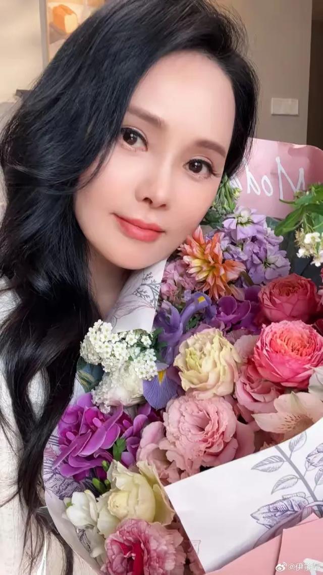 伊能静56岁逆龄热舞,破洞牛仔裤成焦点,网友直呼:太年轻了!