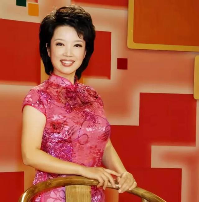 主持人黄薇:和蔡国庆青梅竹马,照顾瘫痪父亲11年,母亲让她落泪