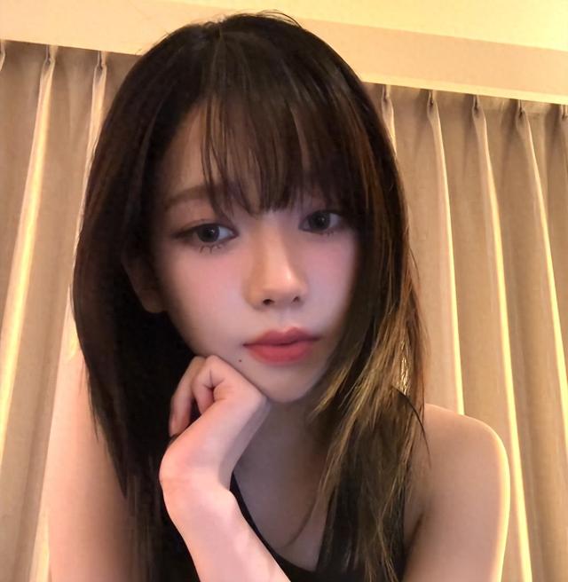 Karina直播期间随性乱发+咬唇,超诱惑小表情太过犯规,太撩人了