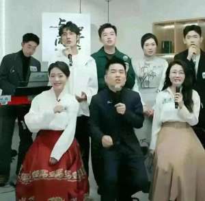 yy女主播狸猫(董宇辉晒宠物拜年上热搜,团队举动看出凝聚力，网友评论引热议)