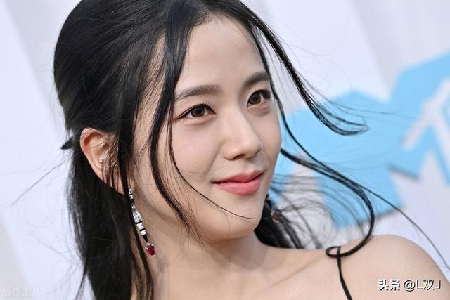 金智秀(Jisoo),韩国女歌手、演员、主持人,女子BLACKPINK成员