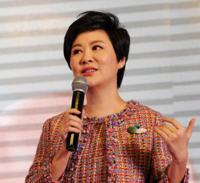 辽宁万人赞慕的著名主持人金霞,如今怎么样了?