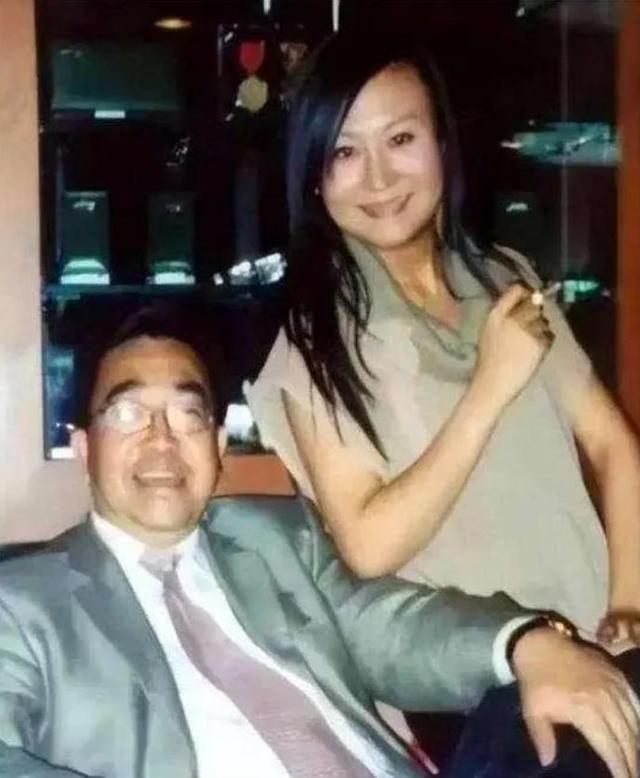 曾是知名主持人,为嫁美国富豪毅然辞职央视,婚后受虐却死不离婚
