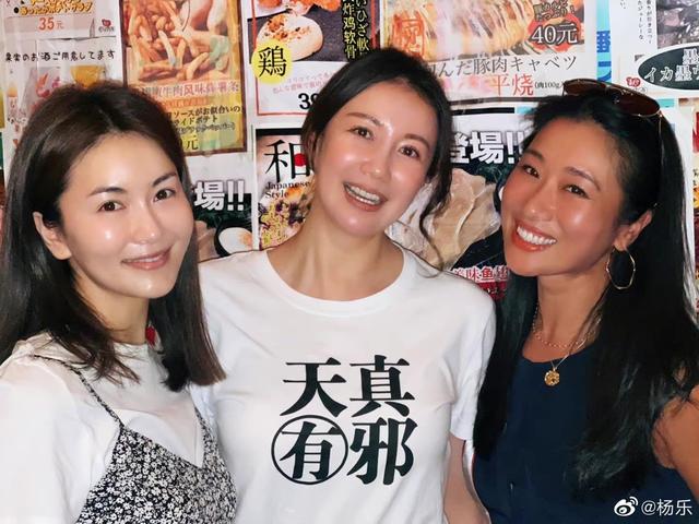 杨乐和赵若虹夫妇国庆吃烤肉!赵小姐脸肿被人怀疑做了填充