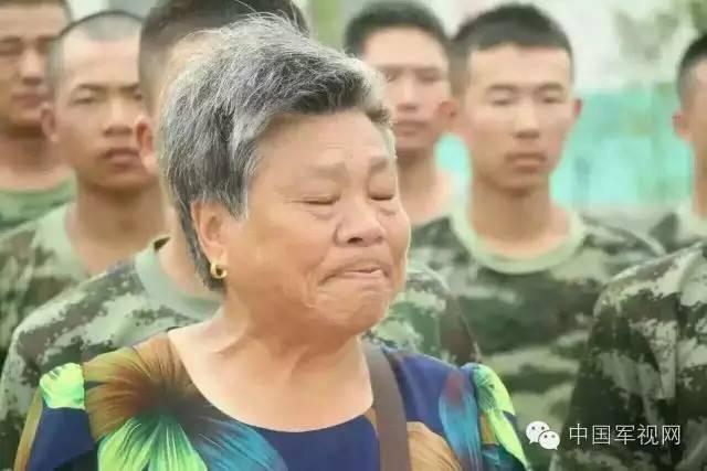 感动:抗洪一线上的军民一家亲