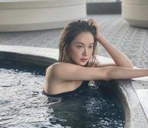 韩国女主播蜜罐20(NBA美娜晒挂肩泳衣泡澡照，“出水芙蓉”美到令人窒息)