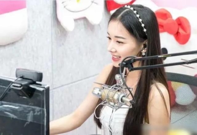女主播忘关摄像头,换衣全过程被直播,画面让人不堪入目