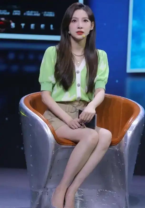 从泳装意外到央视一姐! 马凡舒逆袭十年 美貌与实力并存的春晚女神