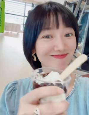 大肚女主播(40岁美女主持人官宣结婚怀孕挺大肚子吃冰淇淋，老公身份太神秘)