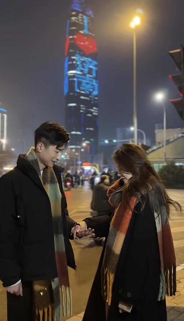 美女主持yoyo官宣恋情!与高富帅同事街头热吻,大厦表白灯超15万
