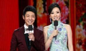 央视女主播竖中指(她是央视最美女主持，因直播“竖中指”被骂，如今46岁仍无儿无女)