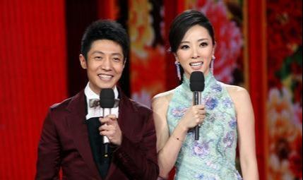 她是央视最美女主持,因直播“竖中指”被骂,如今46岁仍无儿无女