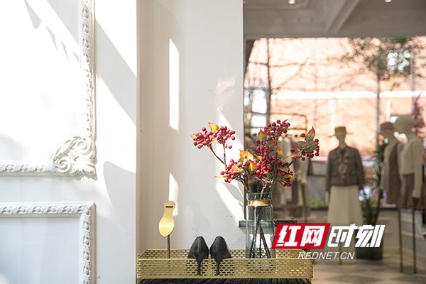 “疫”眼洞见②丨让爱与美好传递 服装定制店的暖心“突围”