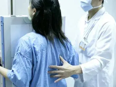 女主播直播楠楠(每天直播14小时，26岁年轻女主播得了癌…)