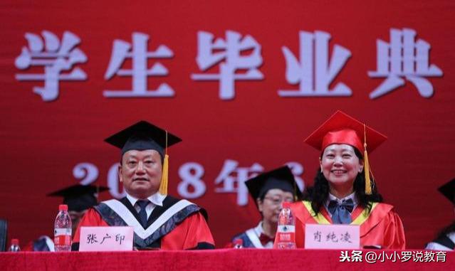 她是医学院高学历美女院长,是我国微生态学专家,美貌和智慧并存