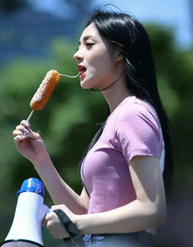还在海外当练习生的周洁琼,特别火的一组吃热狗生图