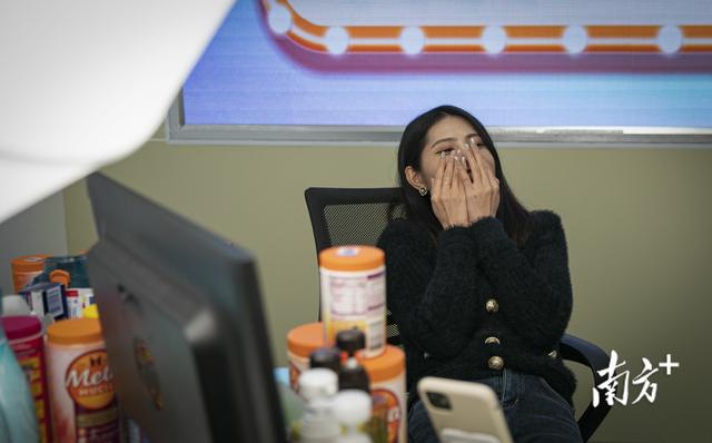 百万粉丝女主播的“双十一”之夜:凌晨3点下播后,她睡在了直播间