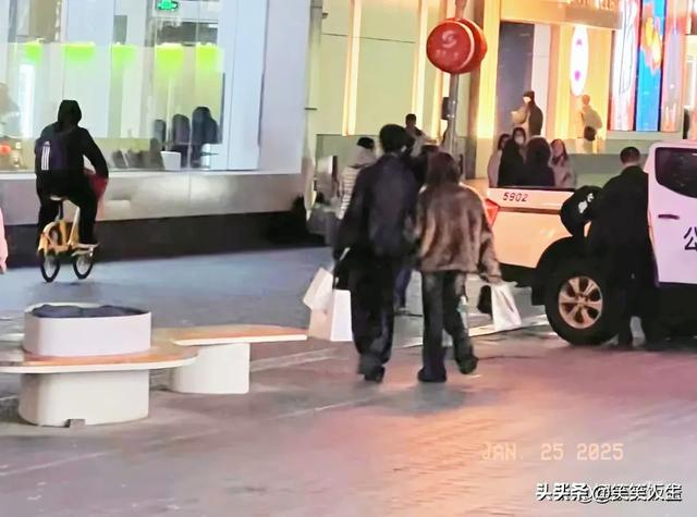 李明德三里屯牵手神秘女子,疑似恋情曝光:这是要逆袭的节奏?