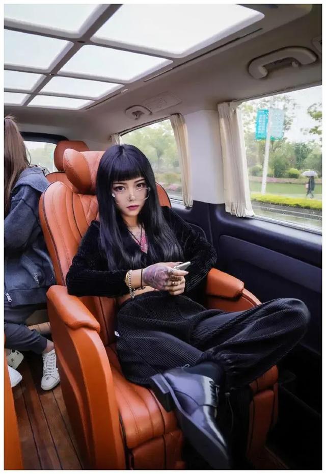 百万粉丝网红顾茜茜公开惊人收入,日赚数十万引发热议