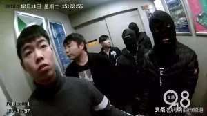 女主播现场直播(80后女主播每晚直播不堪表演，13岁儿子就在隔壁房间……)