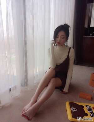 女主播的美脚视频(安徽卫视当家花旦余声人美脚丫也美)