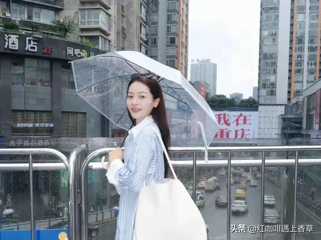 《与辉同行》美女主播安安,原名郭萍艳,云南哈尼族人,能歌善舞