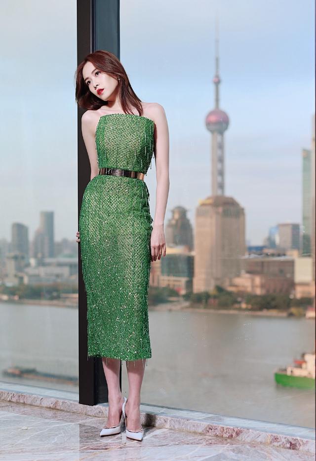 刘美彤原来这么“有料”?身穿绿色亮片裙配金腰带,蚂蚁腰真的绝