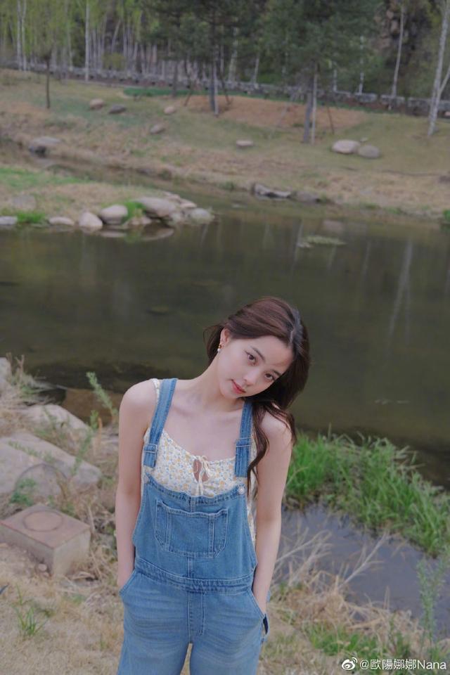 欧阳娜娜晒十二宫格美图 小碎花吊带夏日感十足