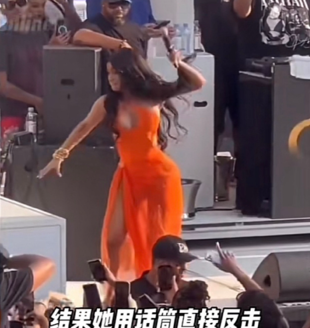 无下限!美国女星Cardi B表演尺度过大,扭胯与粉丝互动吓坏粉丝