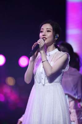 网红女主播自慰(素颜直播、洗头走光，冯提莫的直播界“大尺度”秀)