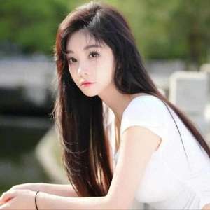 女主播跳舞裙子不慎滑落(冯提莫健身直播走光事件曝光，网友调侃：健身房里的“垫大欺客”)