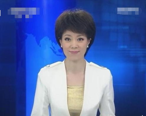 她是央视最美女主持,因直播“竖中指”被骂,如今46岁仍无儿无女