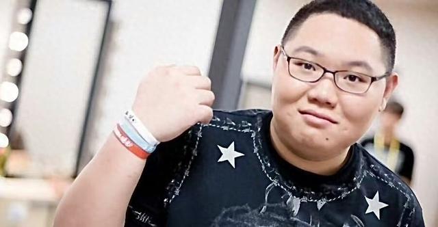 PDD拿朋友账号露脸直播,连麦女主播让跳热舞,还偷看她傲人身材