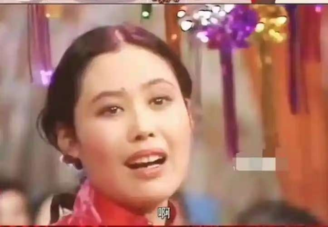 违反规定唱禁曲,开口大骂观众,现场一片混乱,这届春晚成巅峰