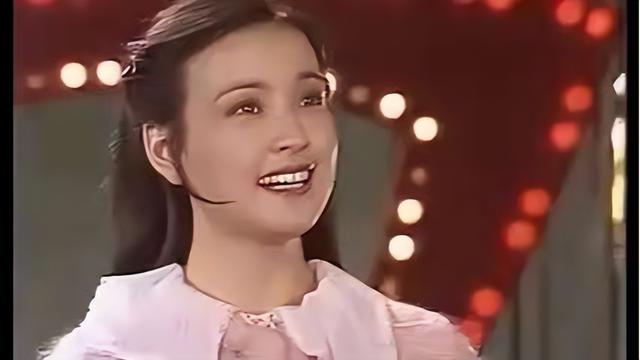 违反规定唱禁曲,开口大骂观众,现场一片混乱,这届春晚成巅峰