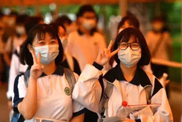 高考结束,18岁的女孩想做女主播赚钱,父母:不如去送外卖
