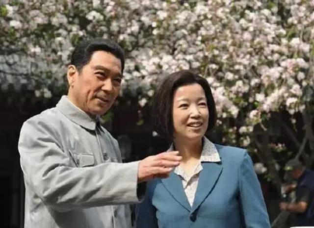 主持人黄薇:和蔡国庆青梅竹马,照顾瘫痪父亲11年,母亲让她落泪